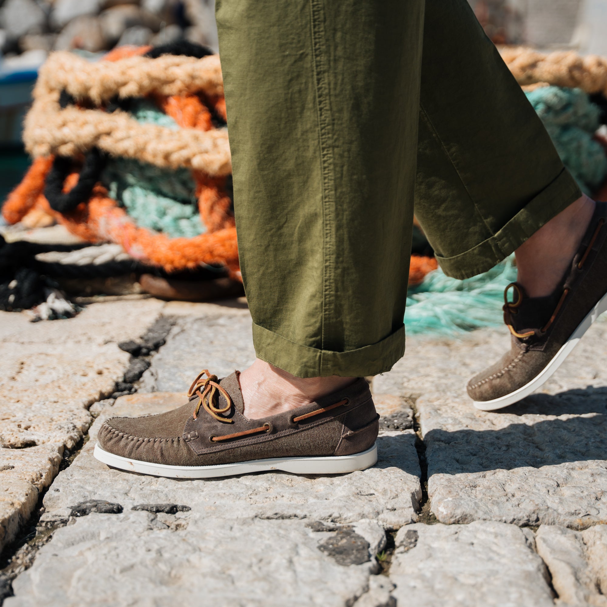 Boat shoes on feet on sale
