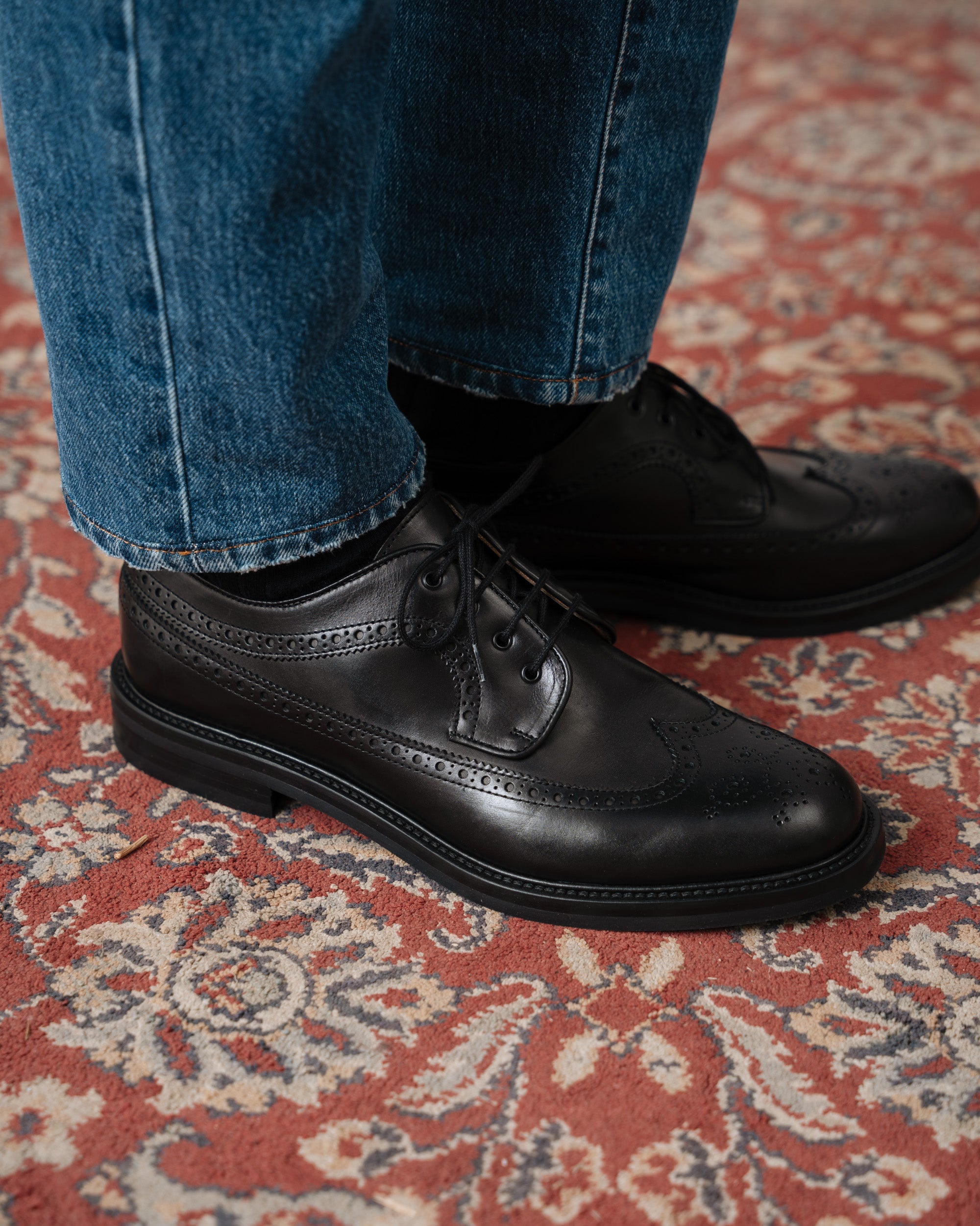 Men's lace up black leather Derby shoes | Velasca