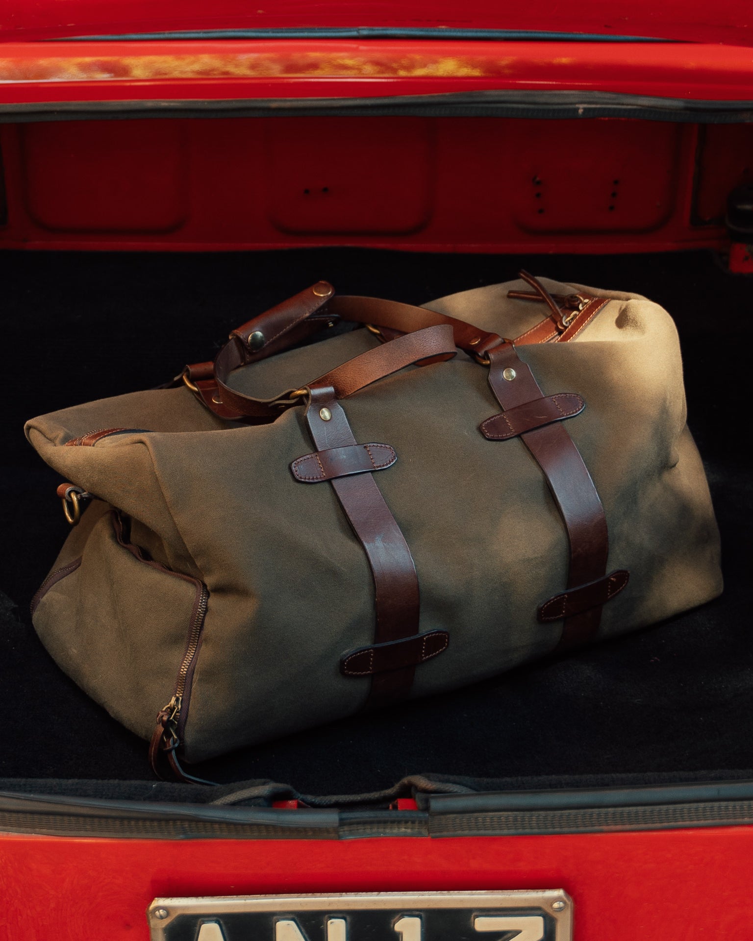 Valisa | Men's shoulder strap bag in leather and canvas | Velasca